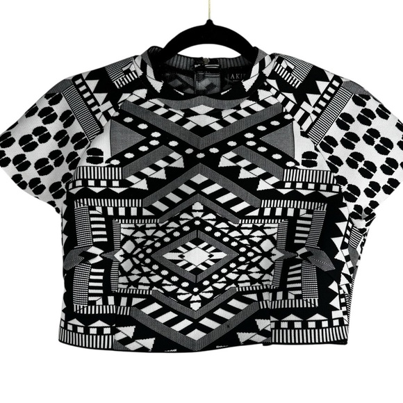 Akira cropped black and white stretch geometric top new small - Picture 4 of 8